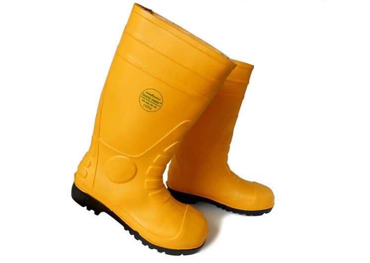 Chemical resistant safety boots